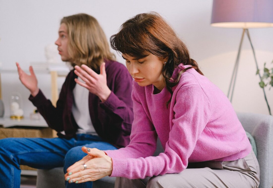 Cum se recunosc cele 12 semnale de alarmă într-o relație și când siguranța trebuie să vină înaintea discuției