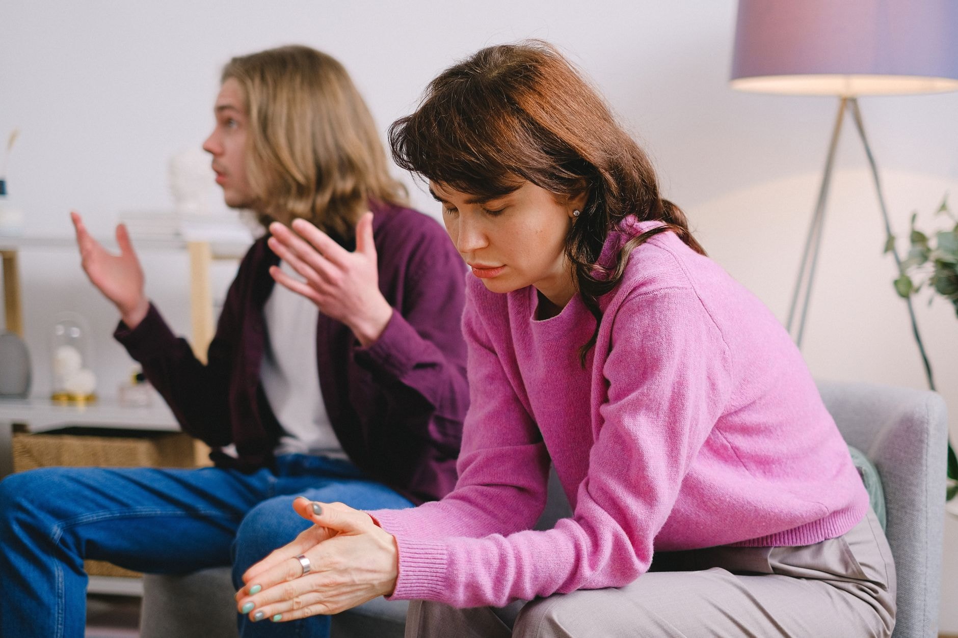 Cum se recunosc cele 12 semnale de alarmă într-o relație și când siguranța trebuie să vină înaintea discuției